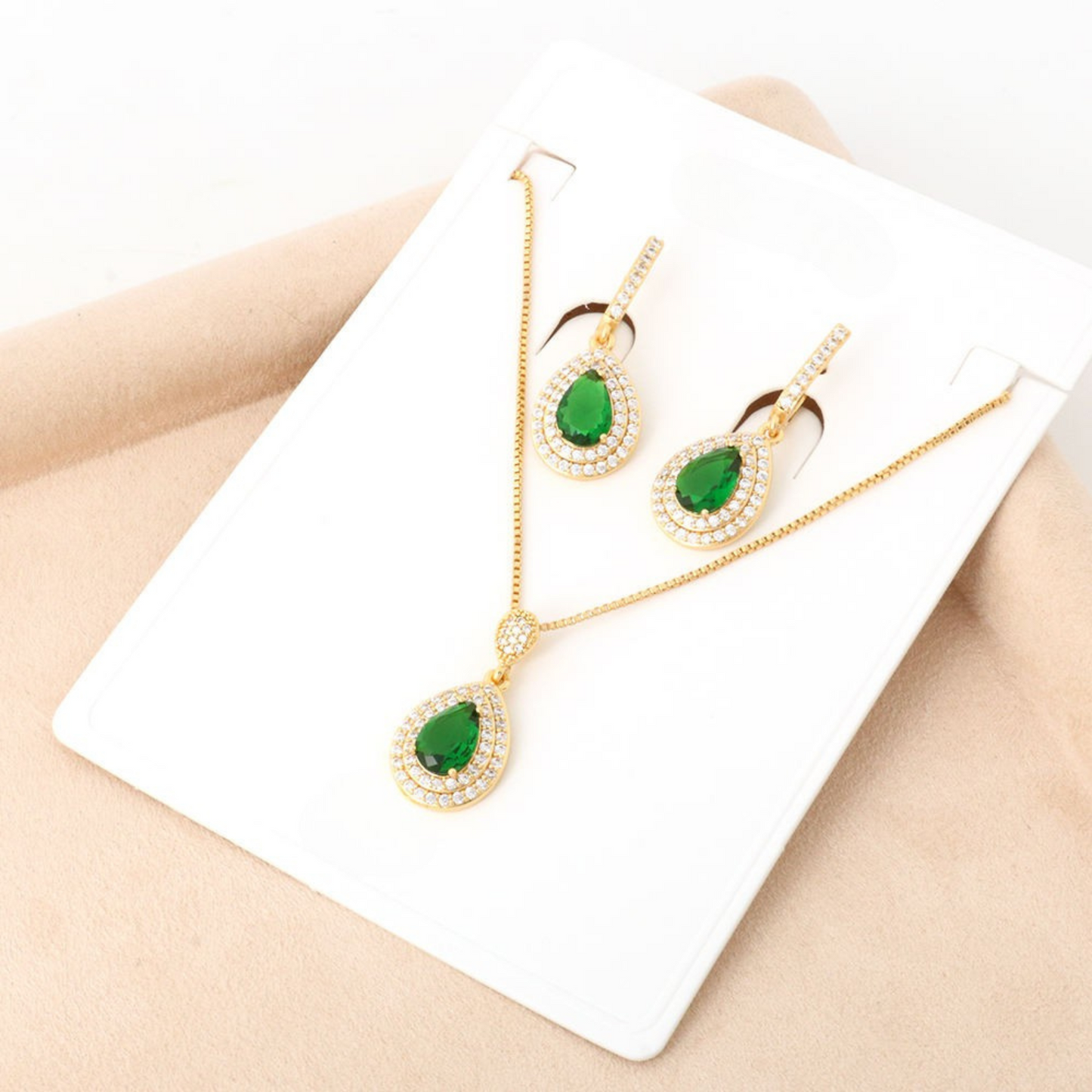 Conjunto de collar y pendientes ELINA