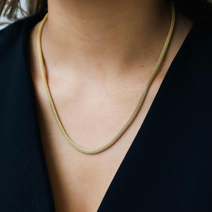 ESSENZA. Collar