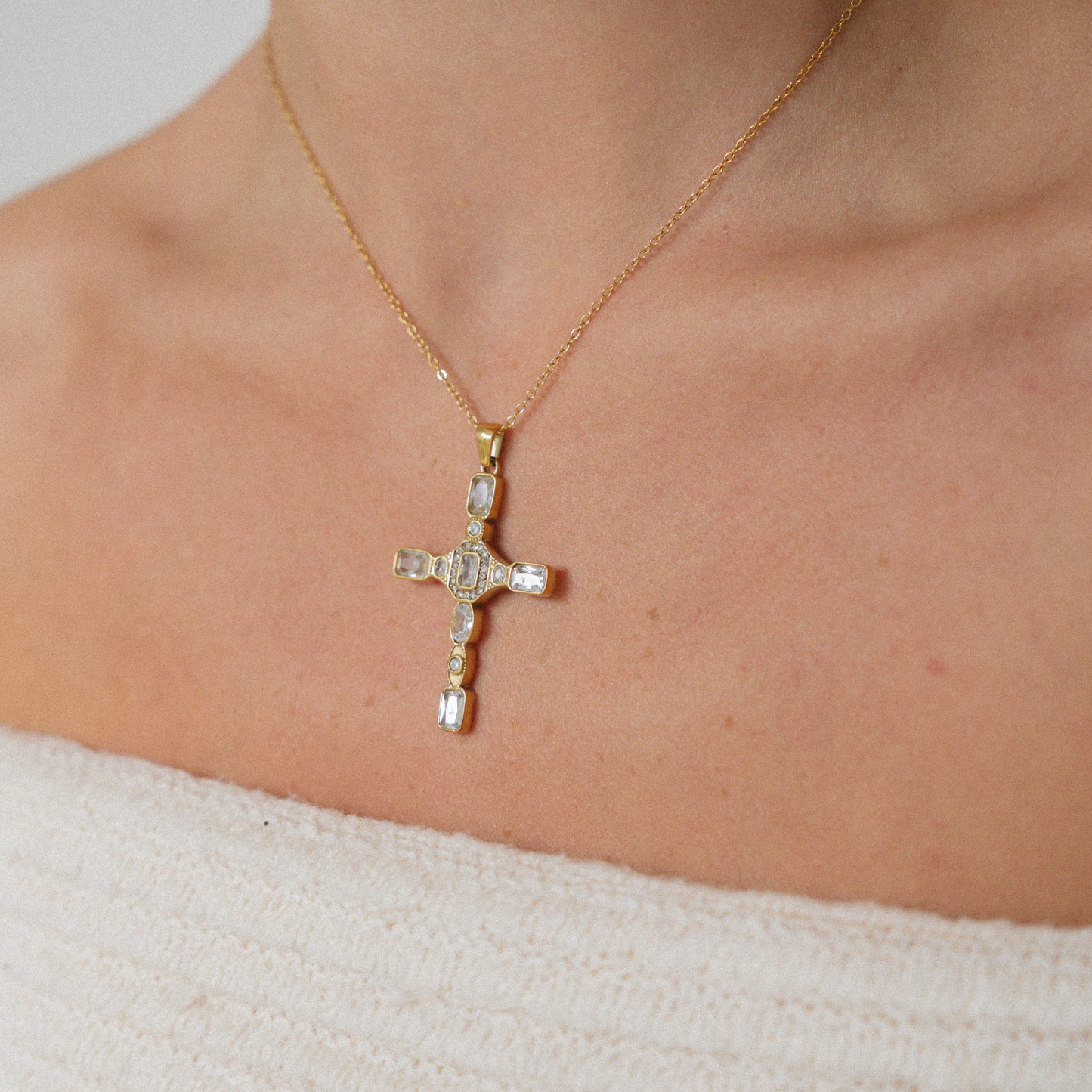 CRUZ CLARA.