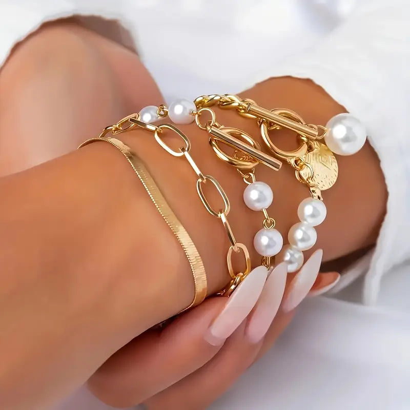 Elegante set de pulseras doradas (4 piezas) – serpiente, perlas y eslabones