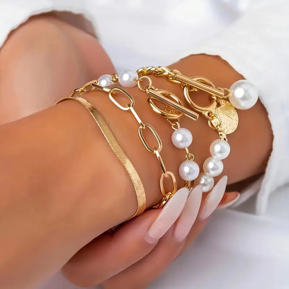 Elegante set de pulseras doradas (4 piezas) – serpiente, perlas y eslabones
