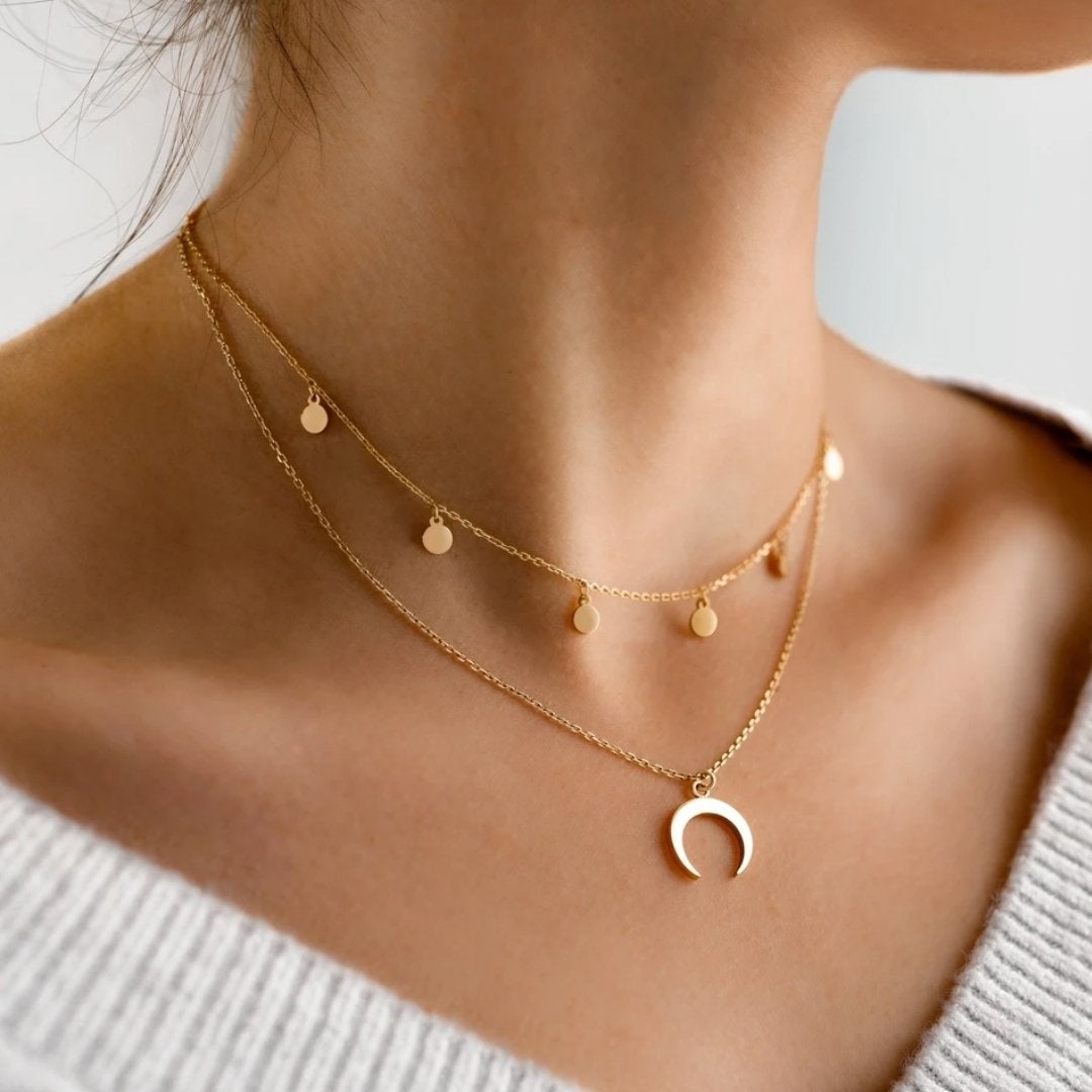Luna | Elegante collar dorado con un delicado motivo de luna