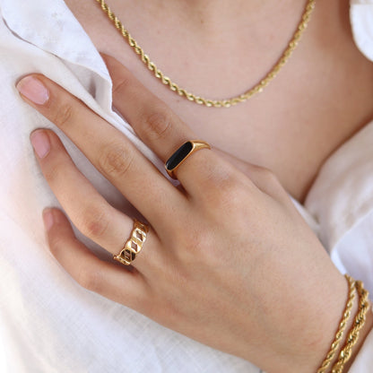 Anillo concha negro chapado en oro