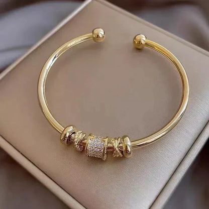 Luna | Pulsera ajustable elegante con dijes dorados sofisticados