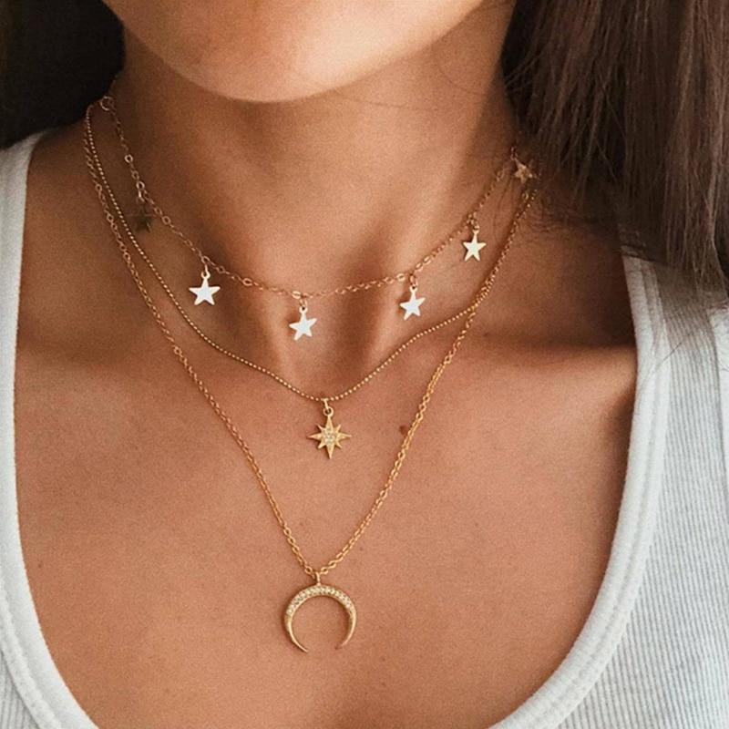 Luna | Elegante collar dorado con un delicado motivo de luna