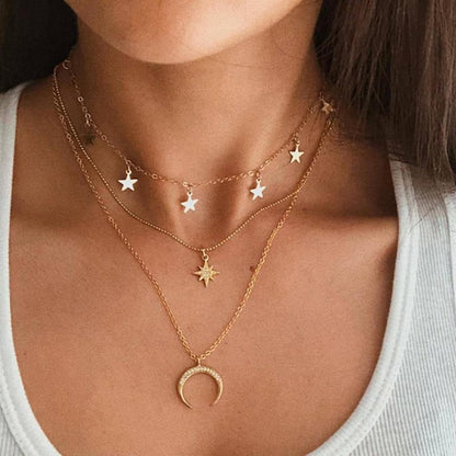 Luna | Elegante collar dorado con un delicado motivo de luna