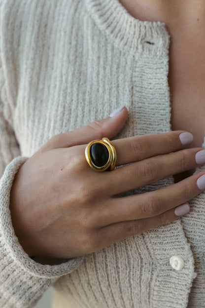 ANILLO DE CÓCTEL LLAMATIVO. NEGRO