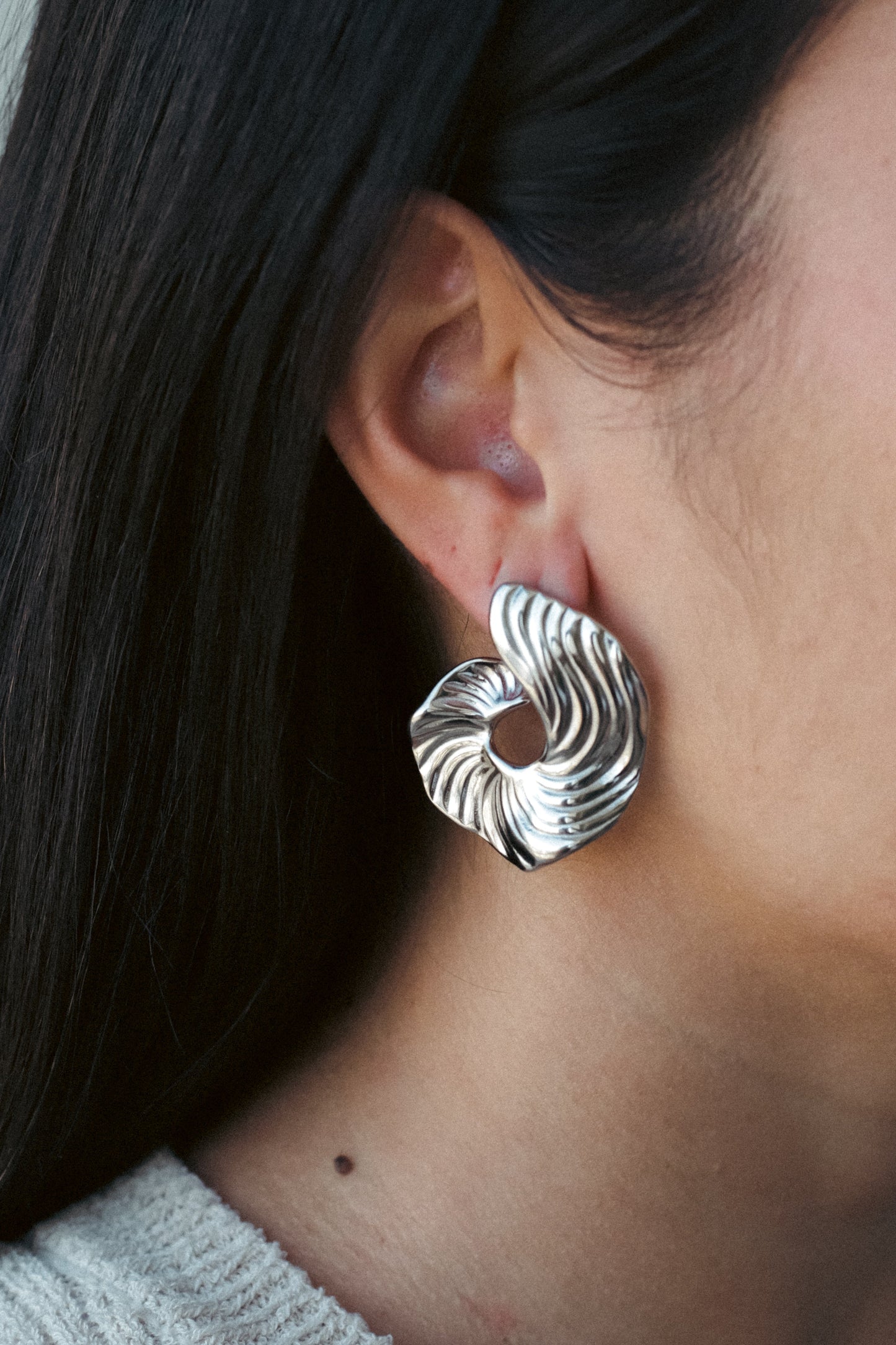 PENDIENTES DE ARO CON REMOLINO FLUIDO.