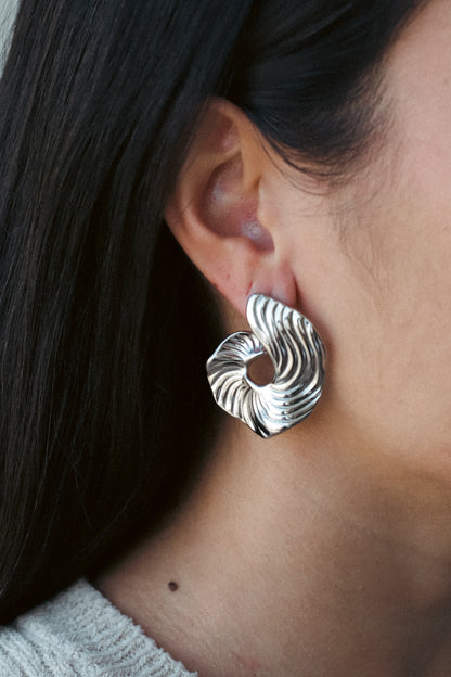 PENDIENTES DE ARO CON REMOLINO FLUIDO.