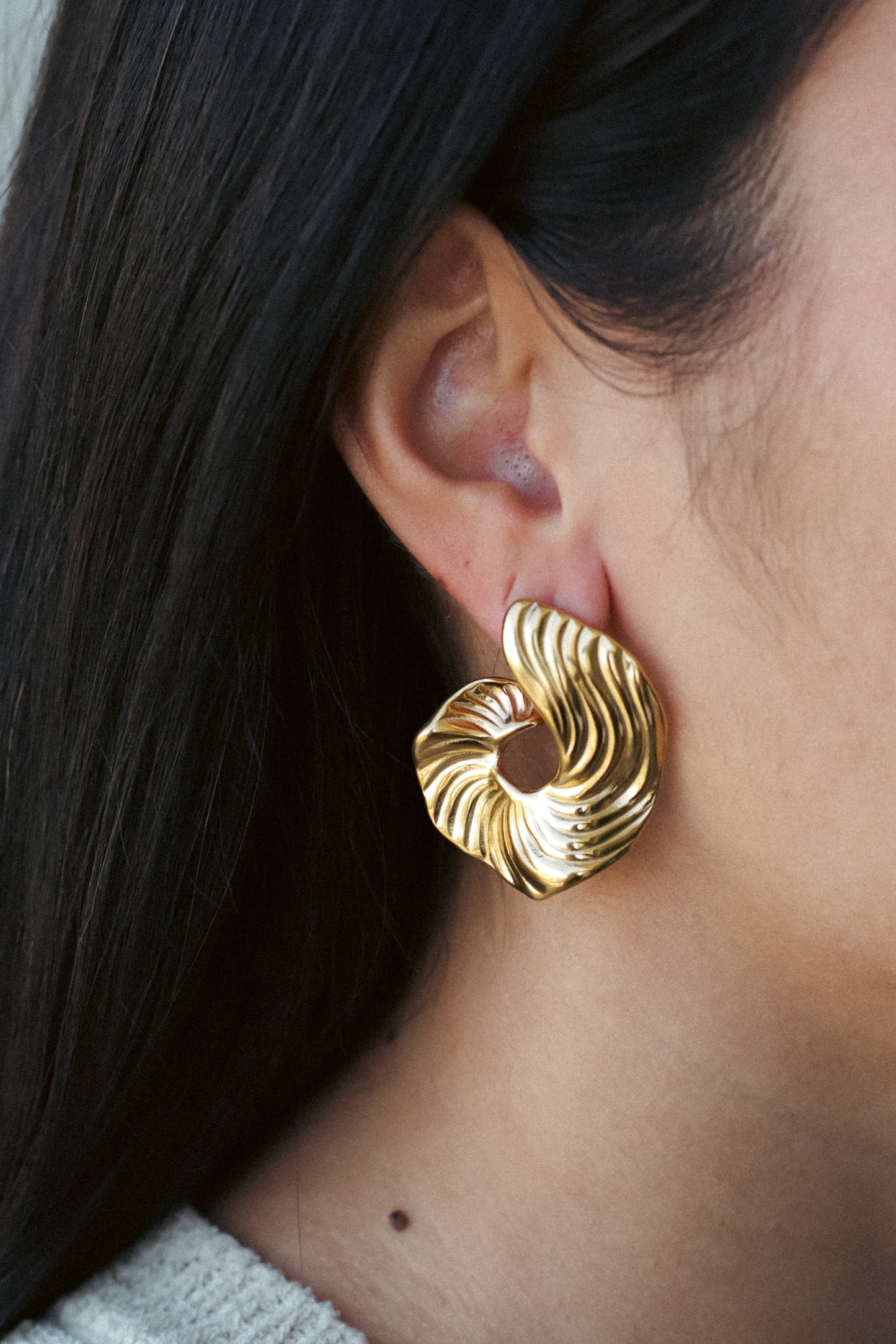 PENDIENTES DE ARO CON REMOLINO FLUIDO.