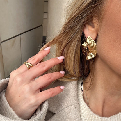 PENDIENTES DE ARO CON REMOLINO FLUIDO.