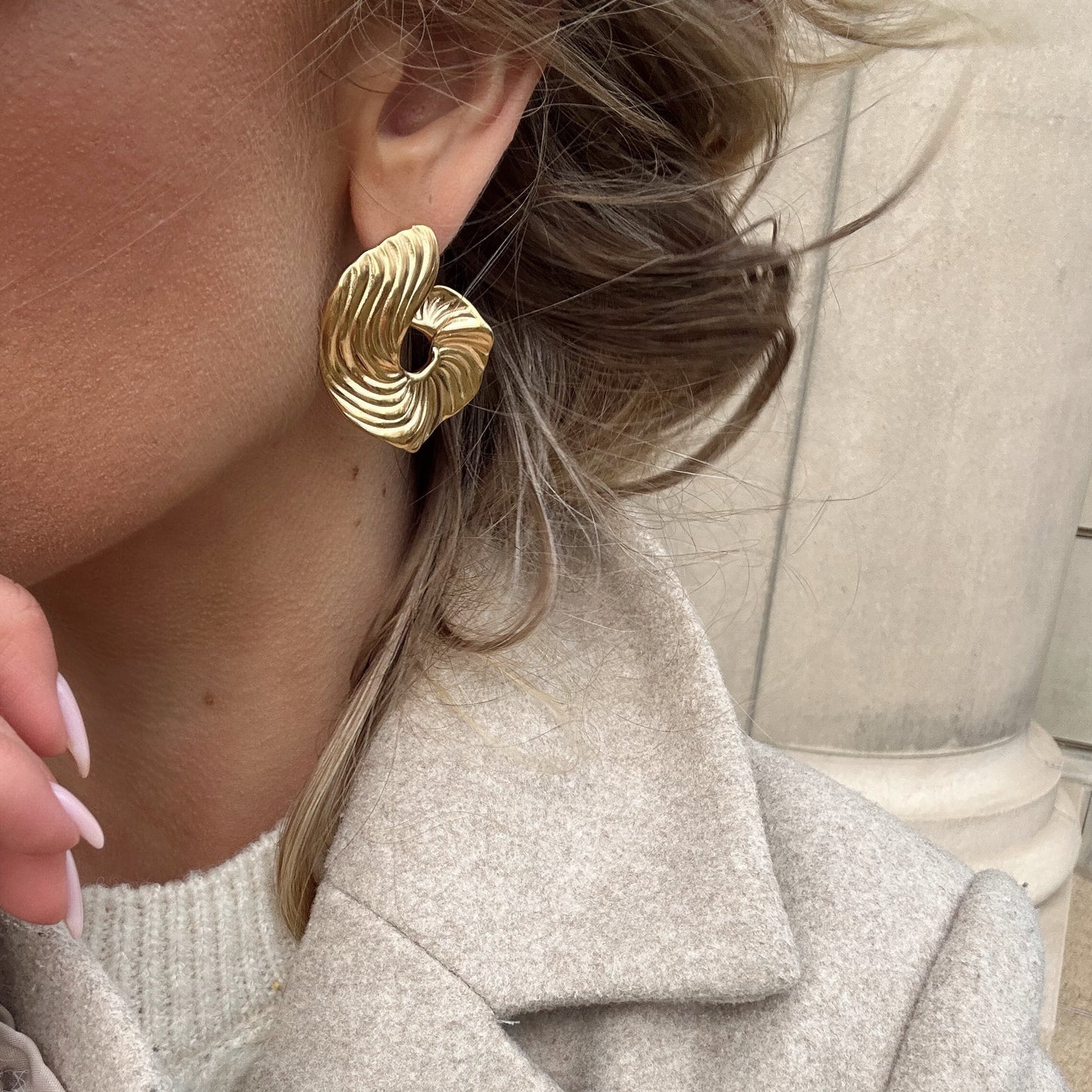 PENDIENTES DE ARO CON REMOLINO FLUIDO.