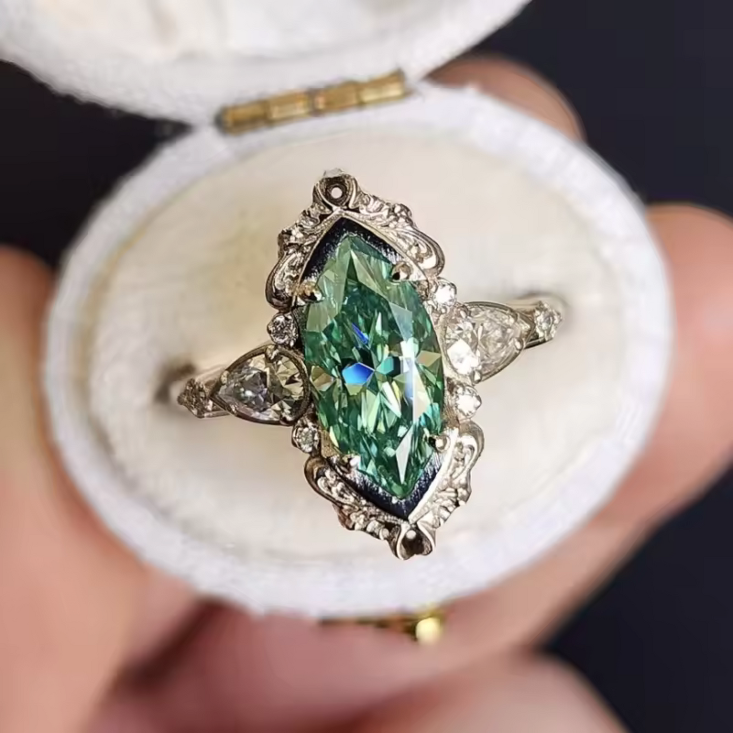 Anillo de esmeralda Helena
