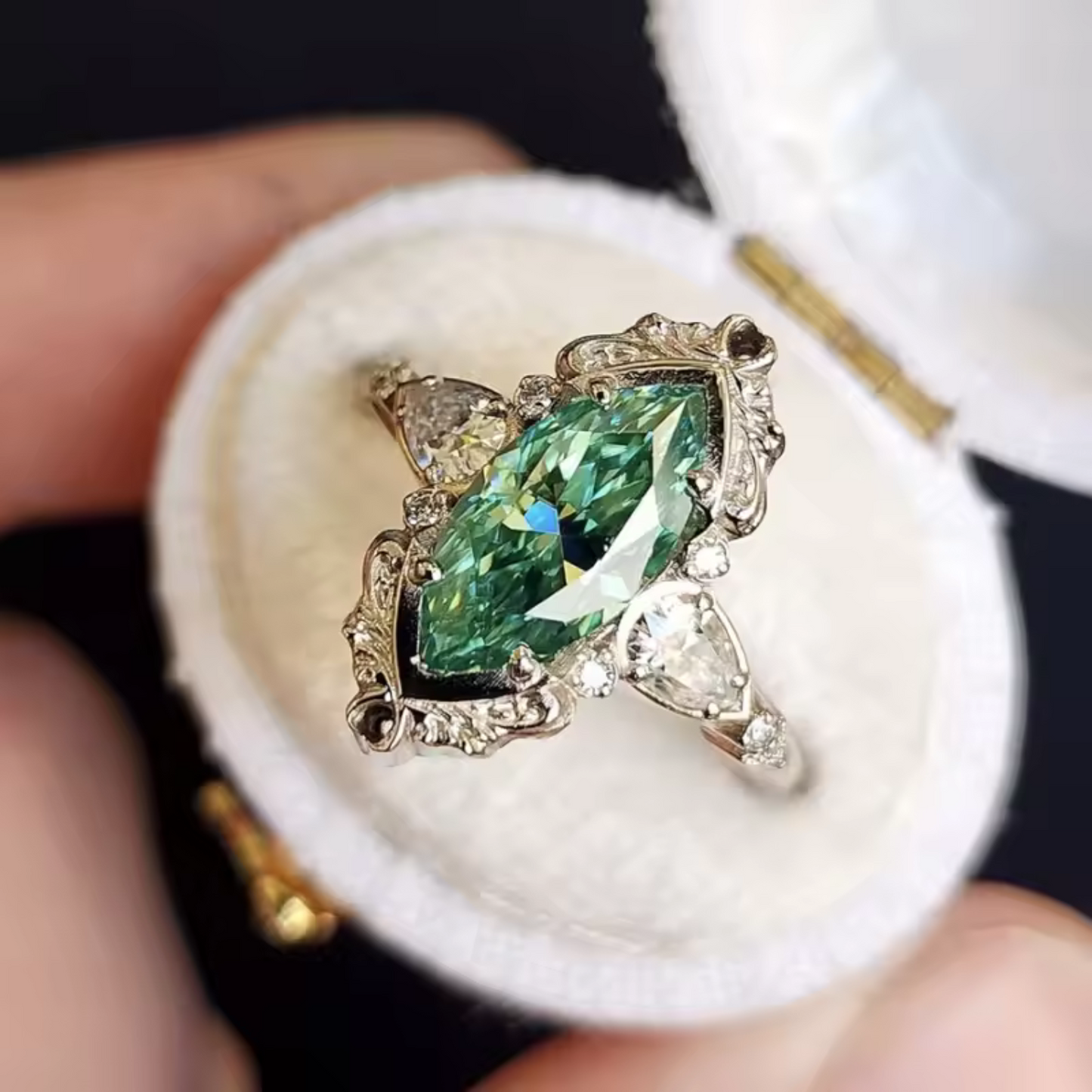 Anillo de esmeralda Helena