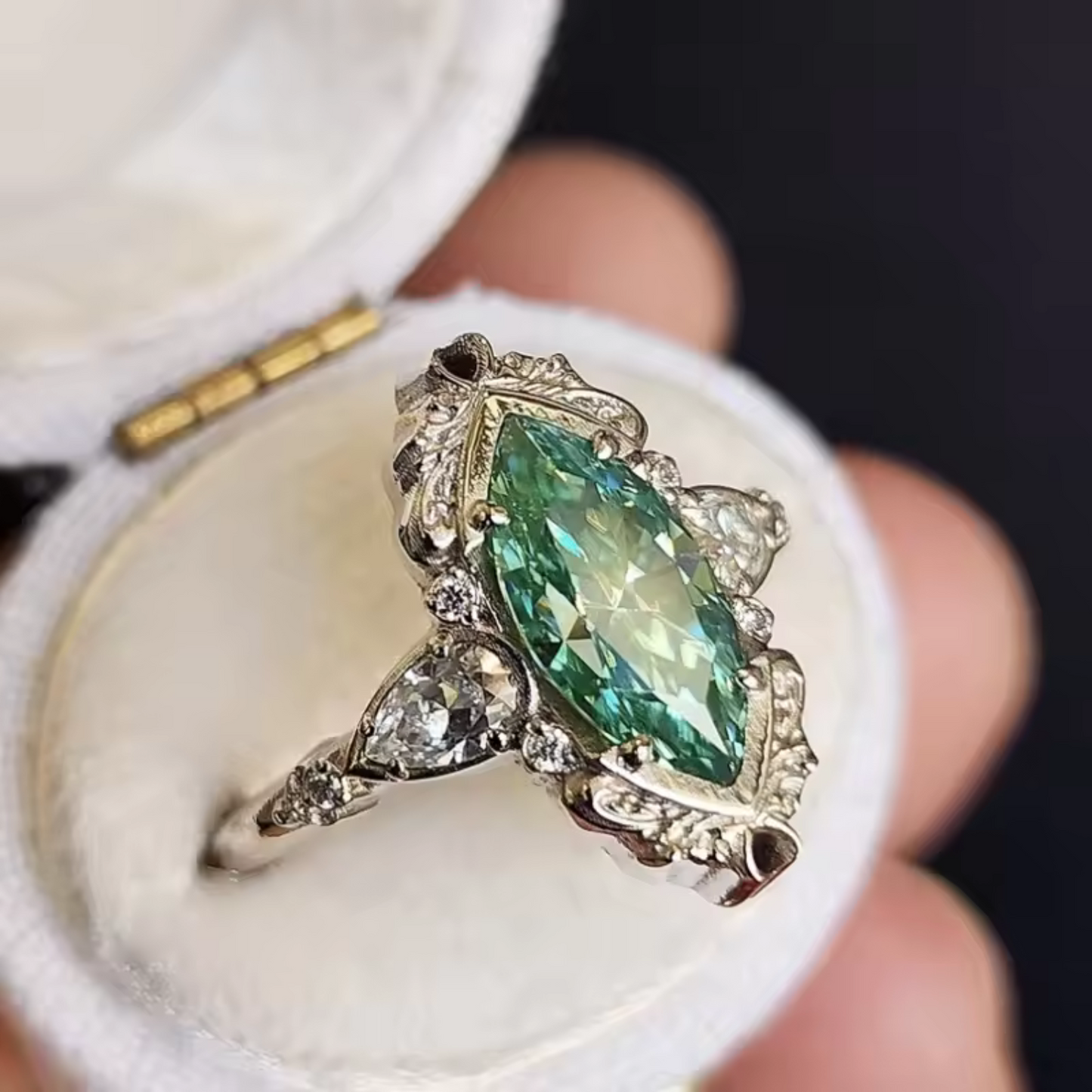 Anillo de esmeralda Helena