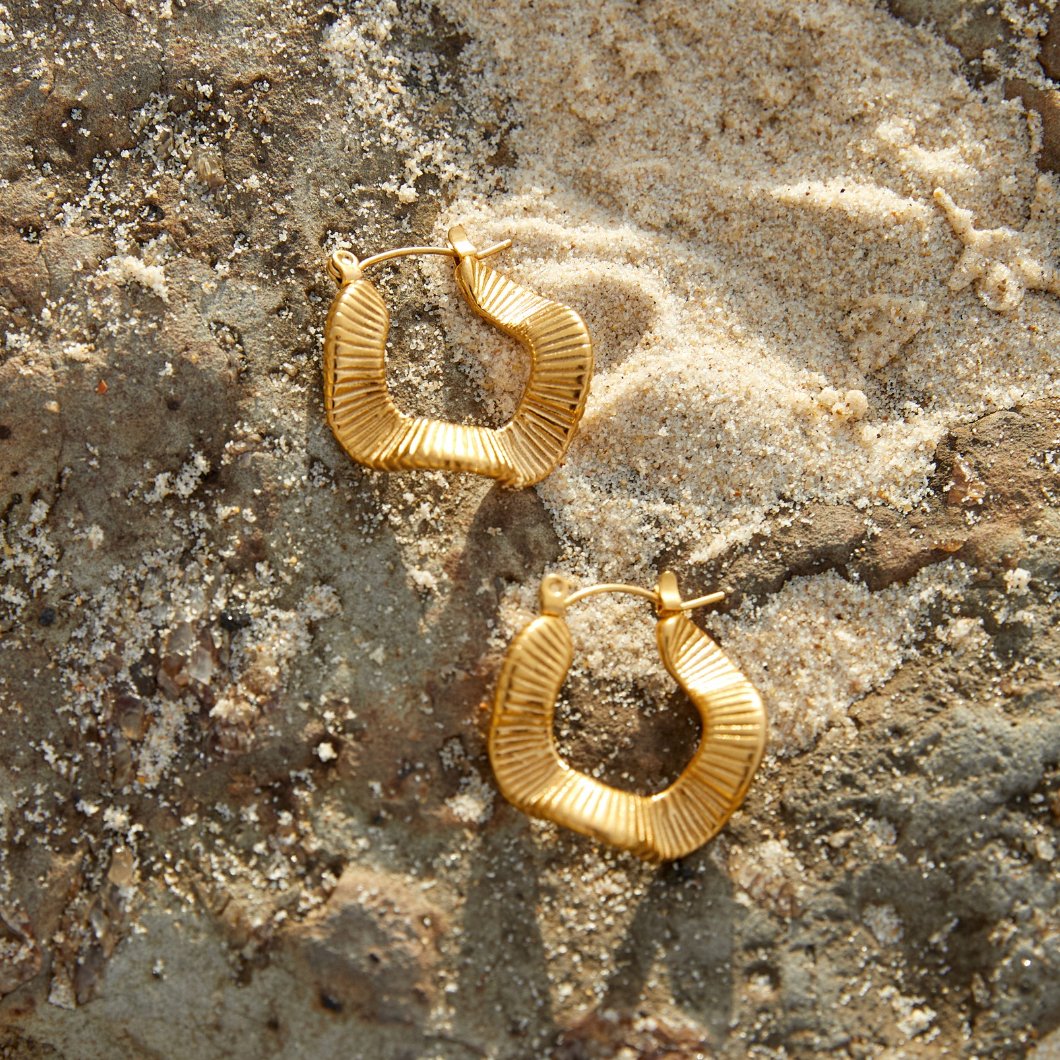 Criollas geométricas onduladas en oro