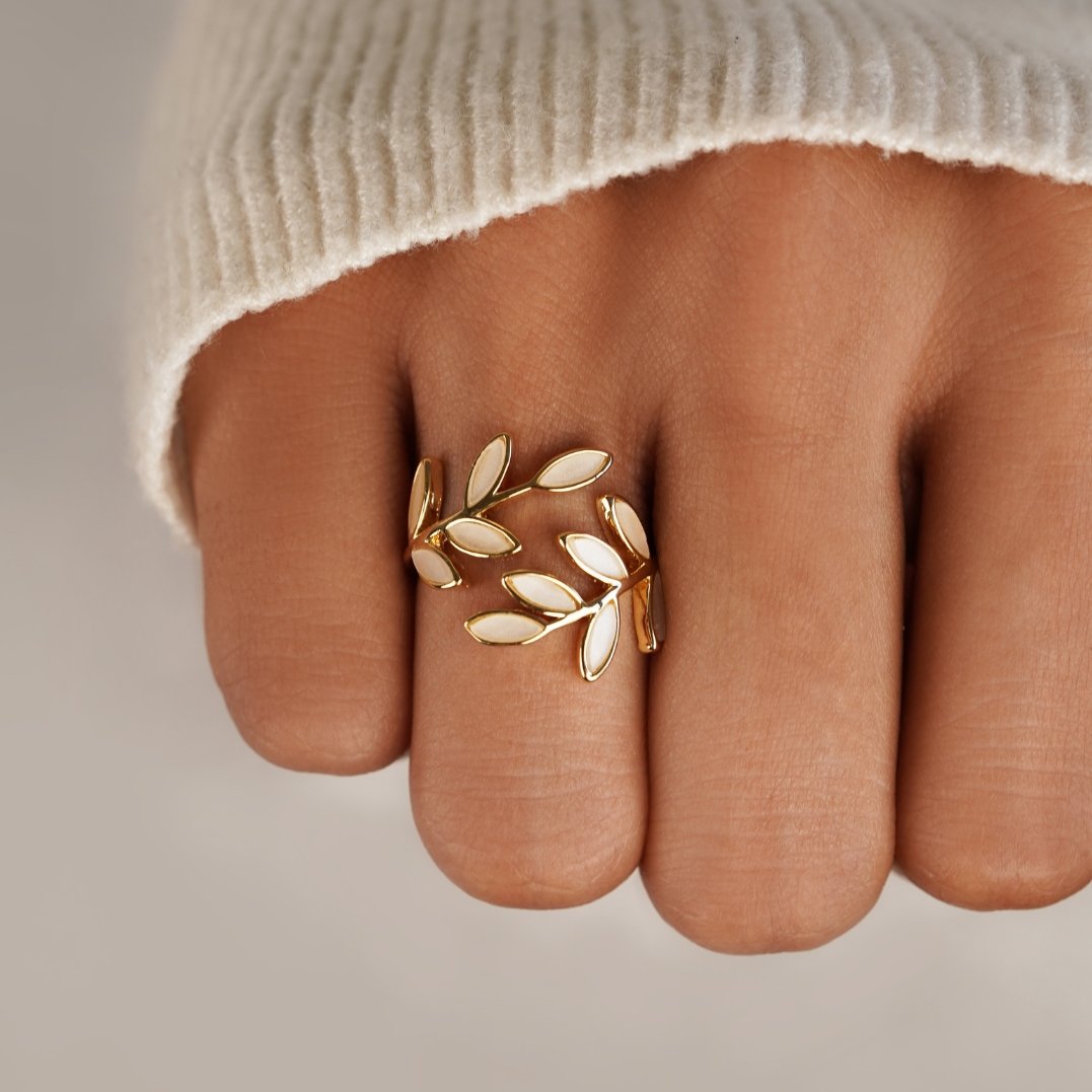 Anillo de hoja dorada