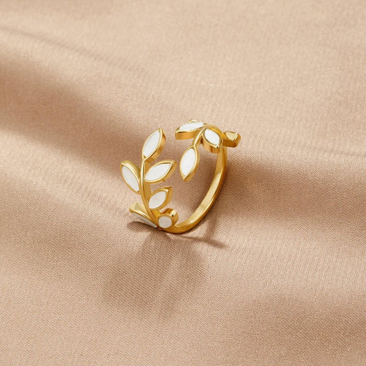 Anillo de hoja dorada