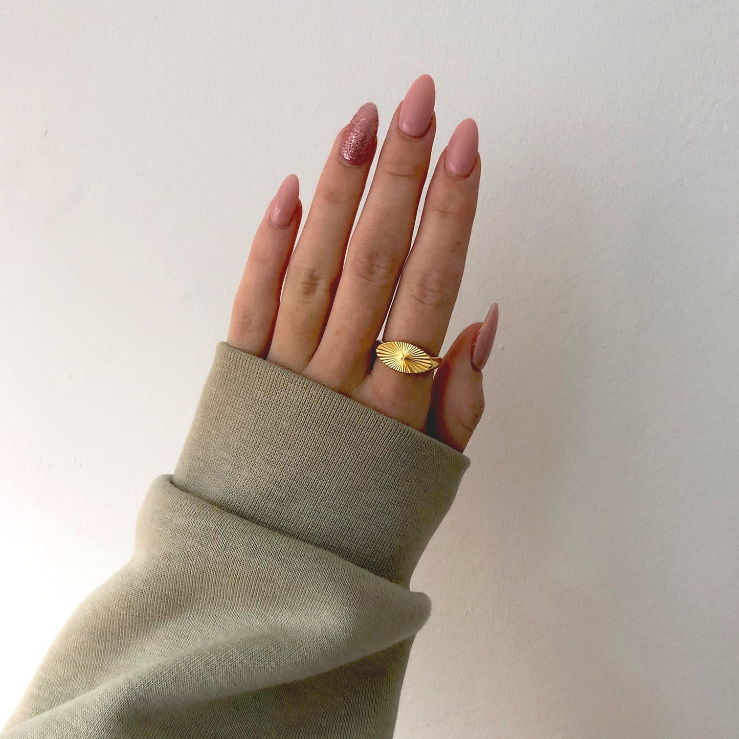Anillo Oval Rays chapado en oro
